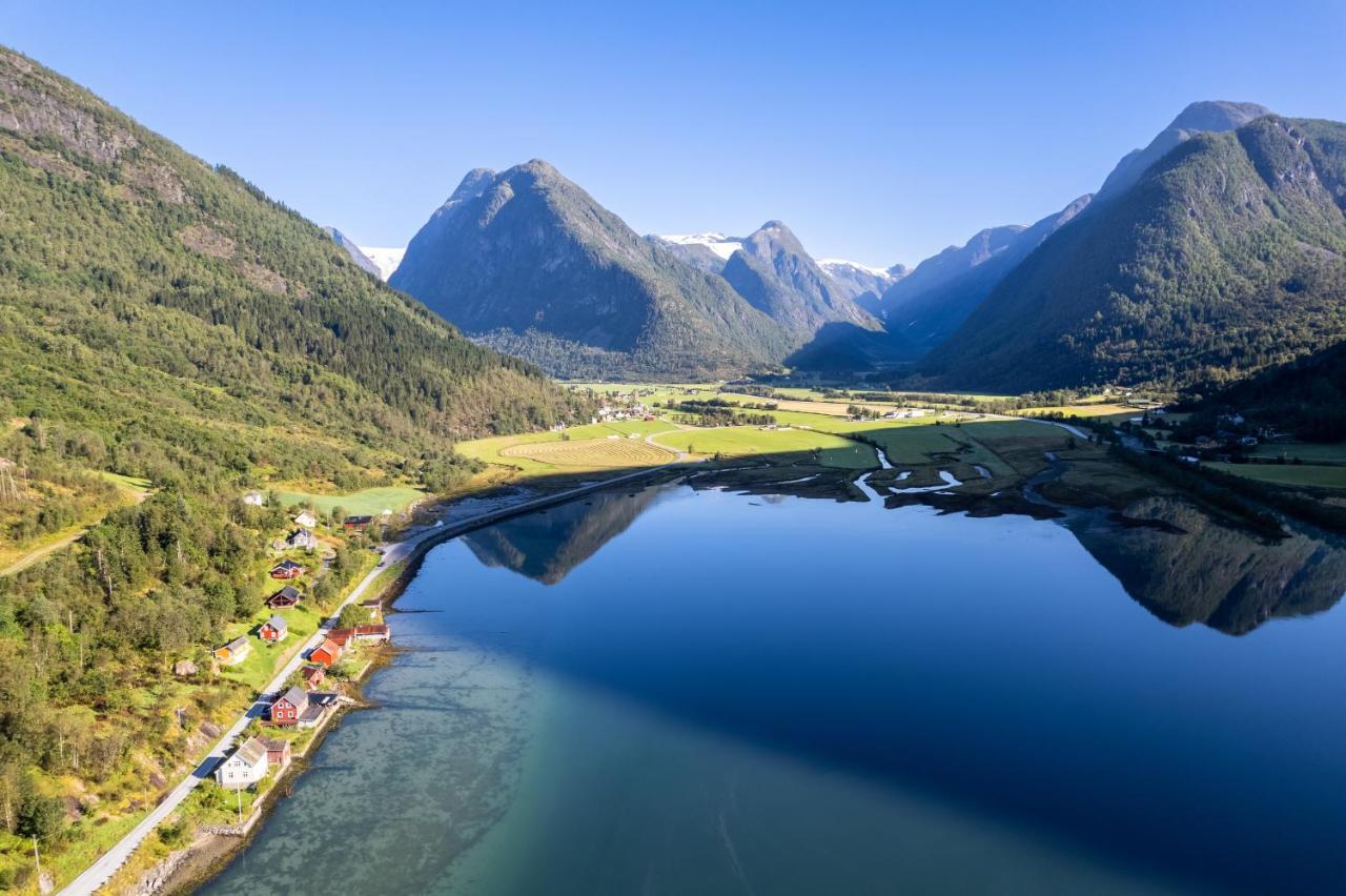 Cabin Alongside The Beautiful Fjaerlandsfjord Exterior foto