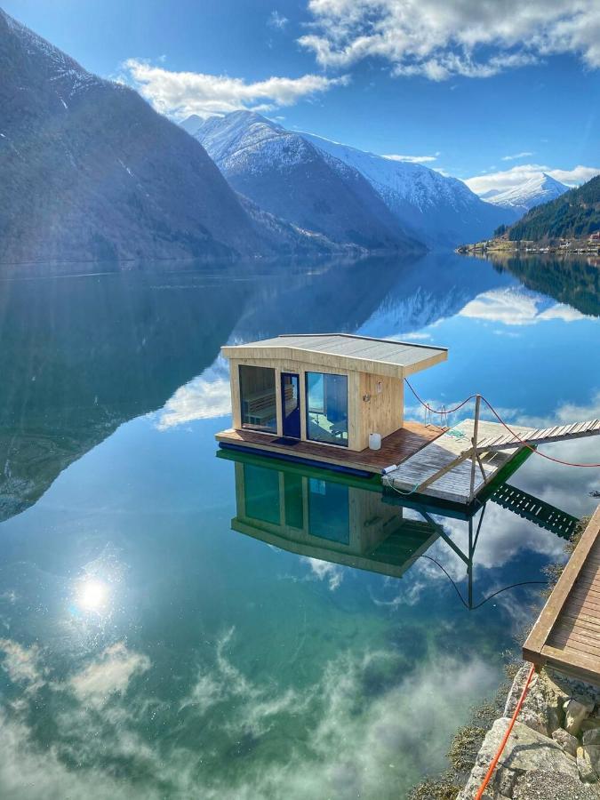 Cabin Alongside The Beautiful Fjaerlandsfjord Exterior foto