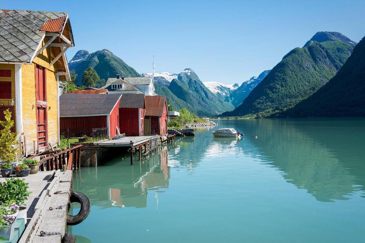Cabin Alongside The Beautiful Fjaerlandsfjord Exterior foto